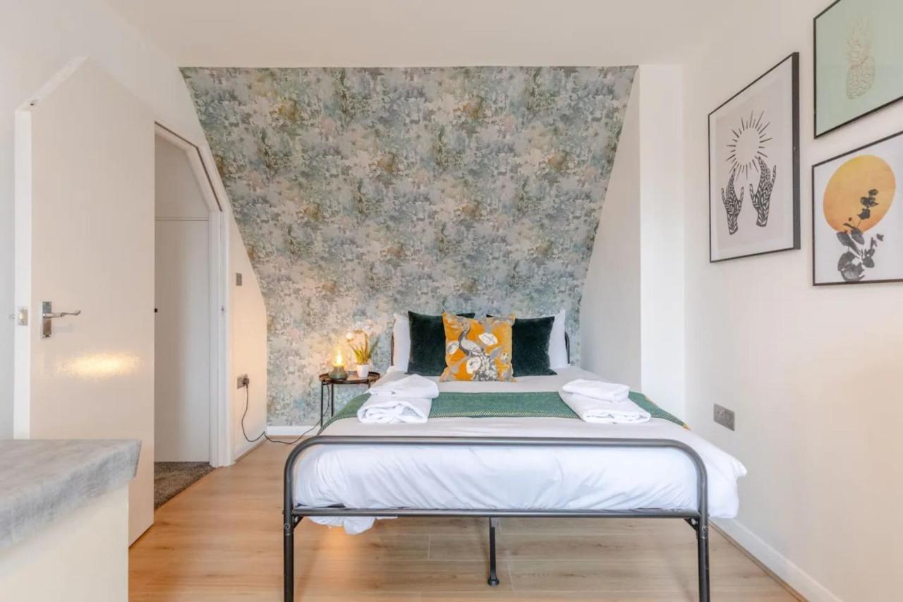 3 Bedroom House With Garden Ferienhaus *