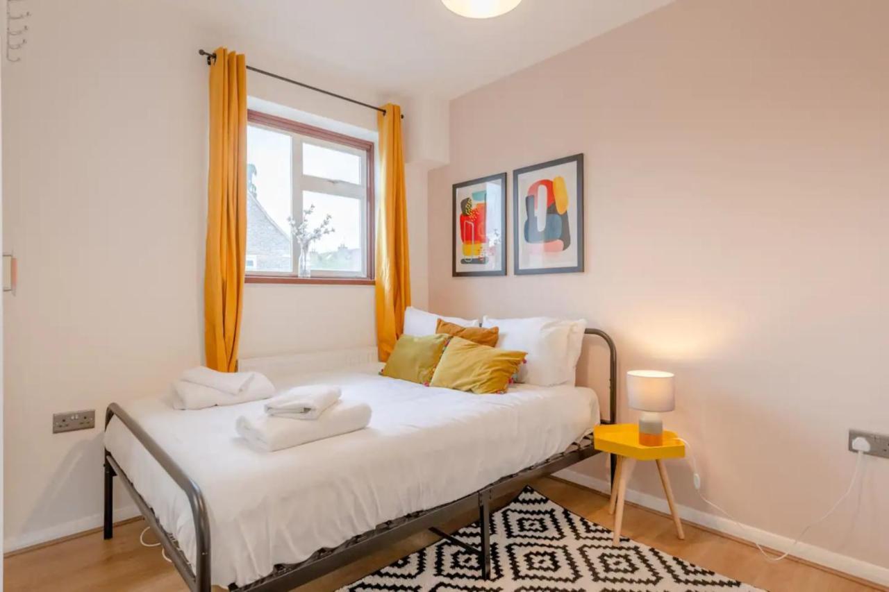 3 Bedroom House With Garden Hébergement de vacances Londres