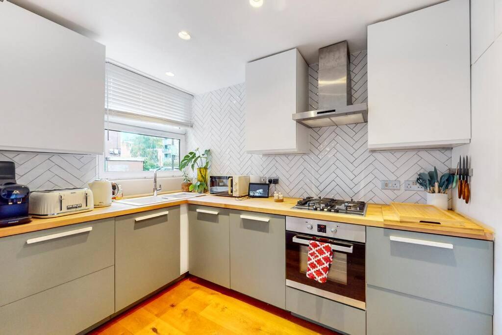 Charming 2-bedroom Maisonette With Private Garden Apartment *