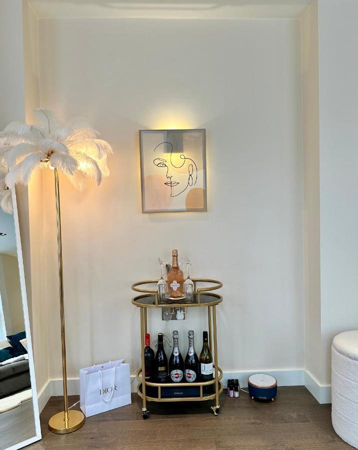 1 Spacious Luxury Bedroom Flat On Oxford St, Next To Selfridges Apartment London