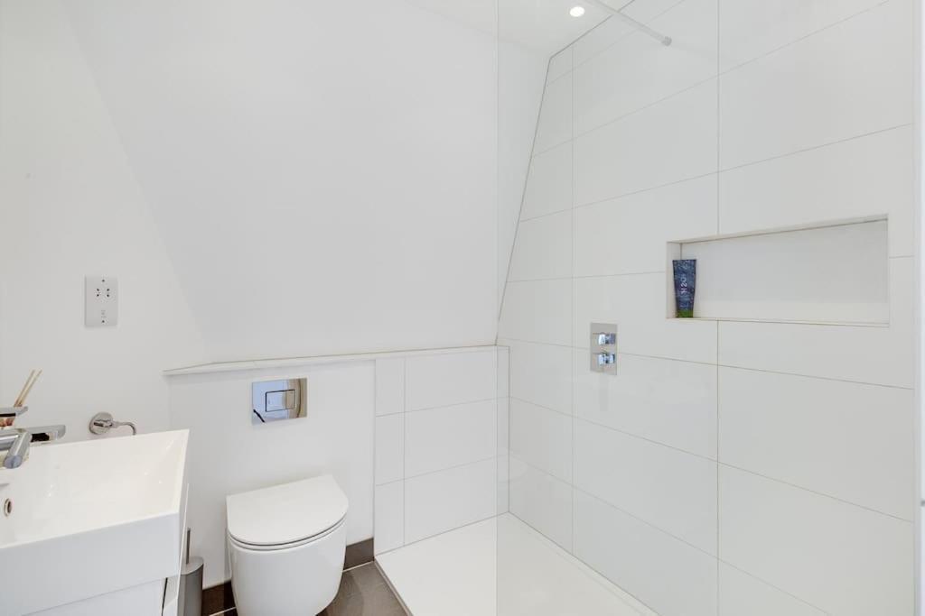 Modern 1 Bedroom Flat In Battersea Appartement Londen