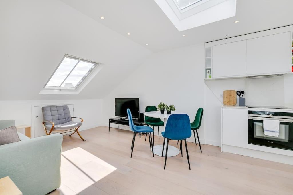Modern 1 Bedroom Flat In Battersea * Londen