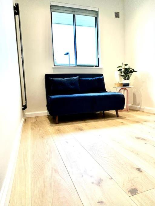 Apartment Newly Renovated Modern 2 Bedroom Flat In West *