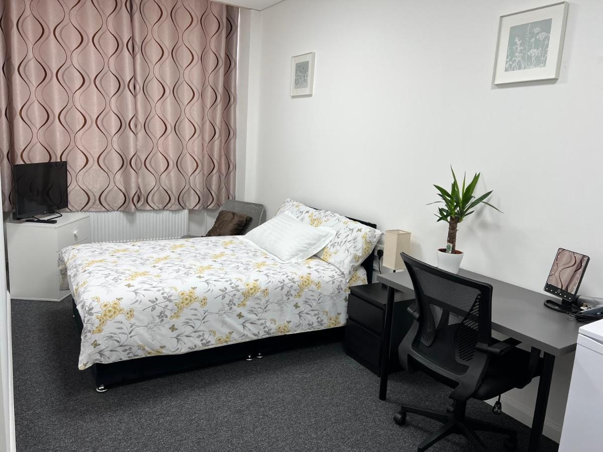 Mj - Entire Serviced For 6 Guests - Next To Tube Station Skyline View - Hotel London
