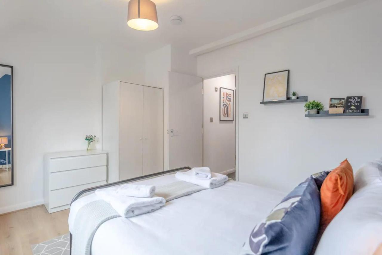 3 Bedroom House With Garden * Londres
