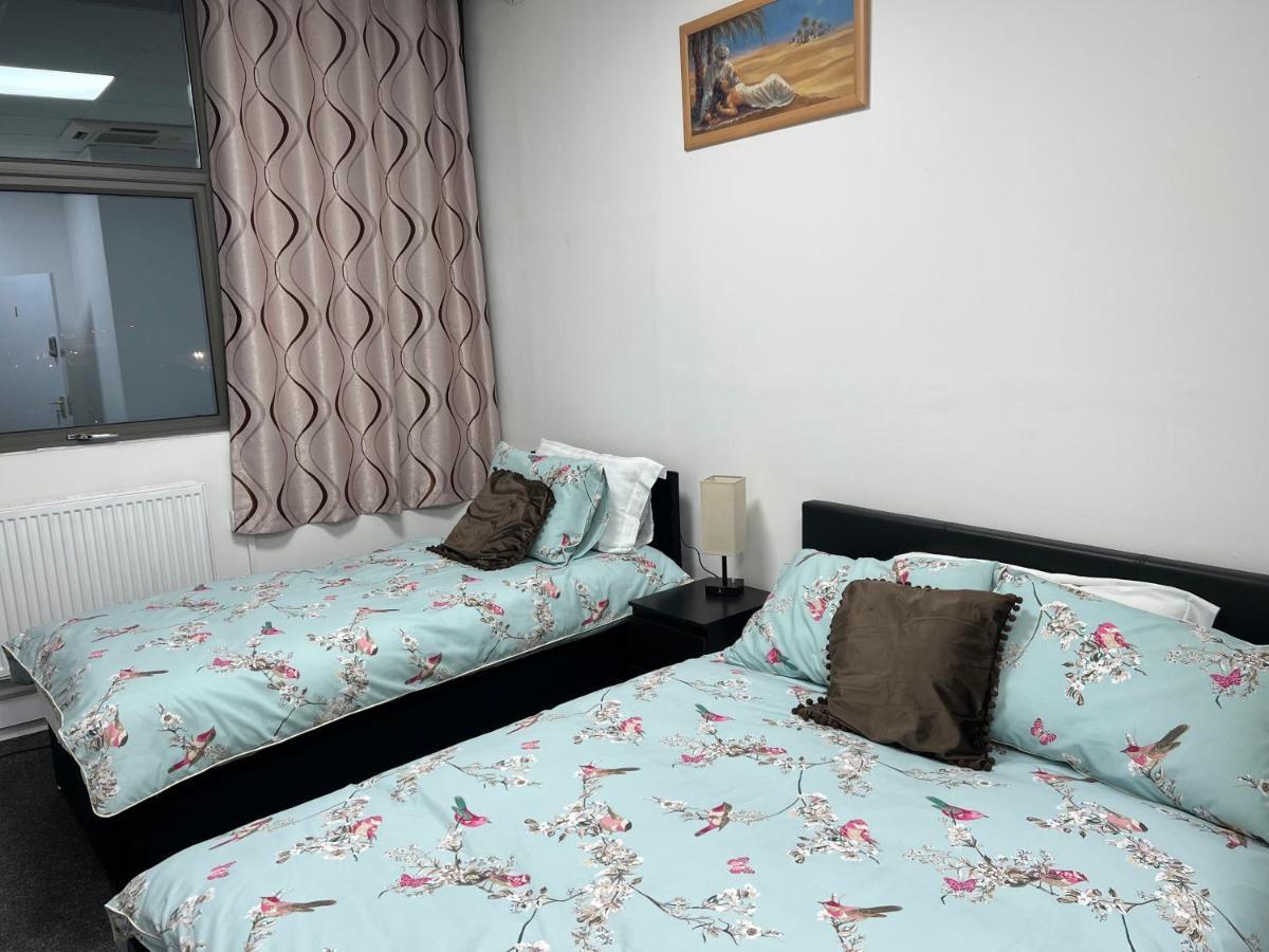Hotel Mj - Entire Serviced For 6 Guests - Next To Tube Station Skyline View -