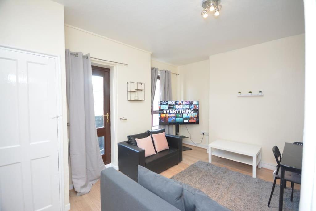 Lovely 4 Bedroom Close To The City Walking Distance From The Rivere View * London