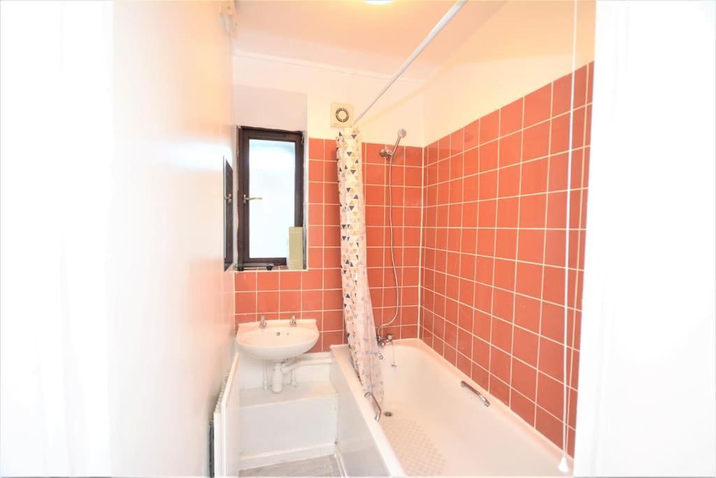 Lovely 4 Bedroom Close To The City Walking Distance From The Rivere View London