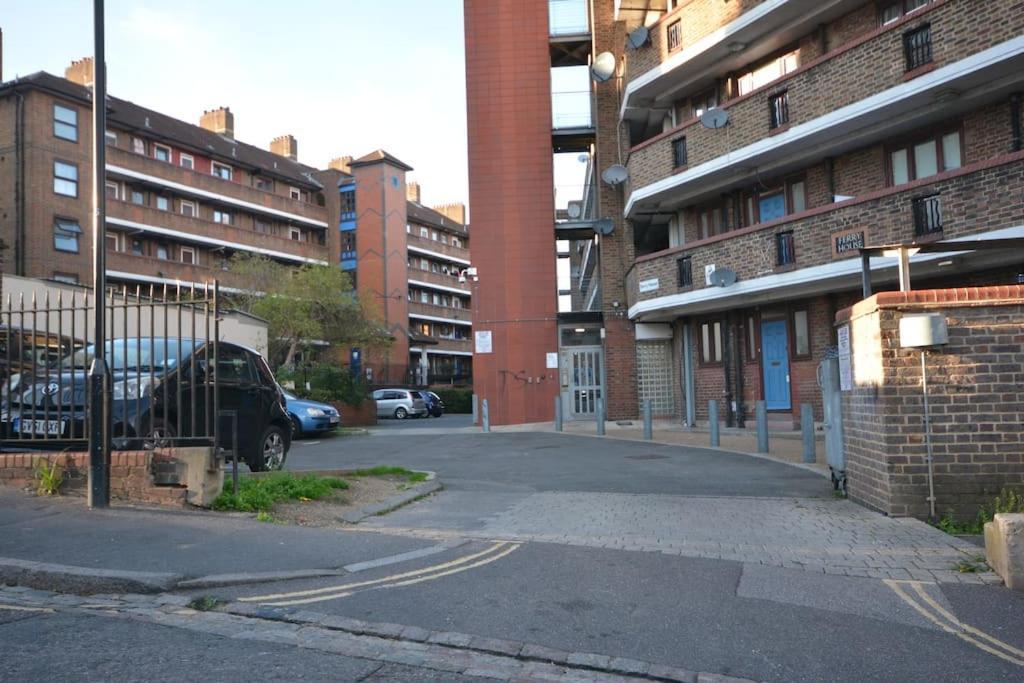 Lovely 4 Bedroom Close To The City Walking Distance From The Rivere View Apartment *