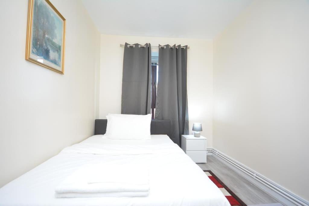 Lovely 4 Bedroom Close To The City Walking Distance From The Rivere View London
