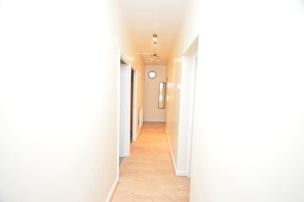 Lovely 4 Bedroom Close To The City Walking Distance From The Rivere View London