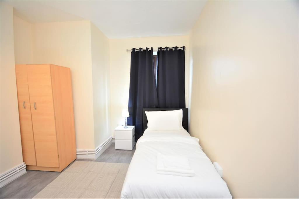 Lovely 4 Bedroom Close To The City Walking Distance From The Rivere View * London