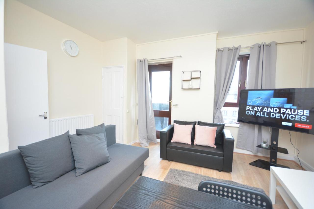Lovely 4 Bedroom Close To The City Walking Distance From The Rivere View