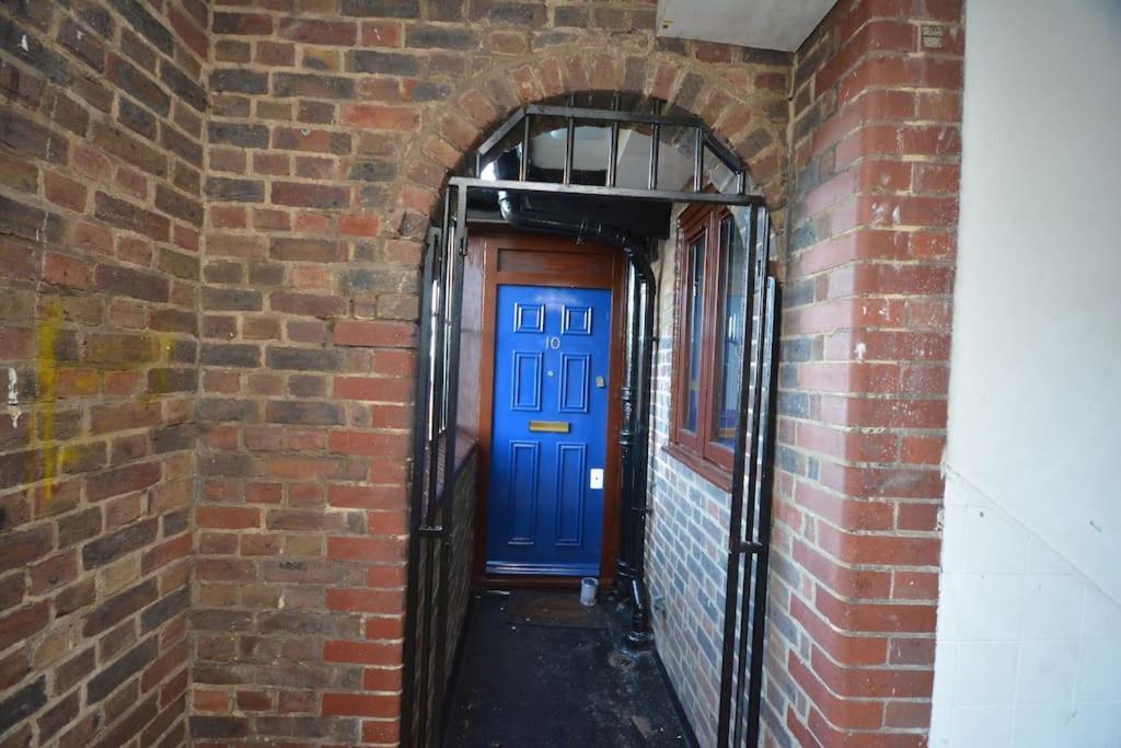 Lovely 4 Bedroom Close To The City Walking Distance From The Rivere View Apartment London