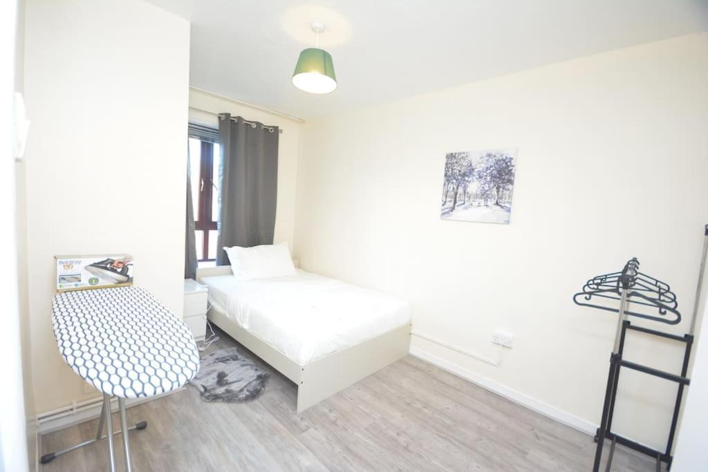 Lovely 4 Bedroom Close To The City Walking Distance From The Rivere View