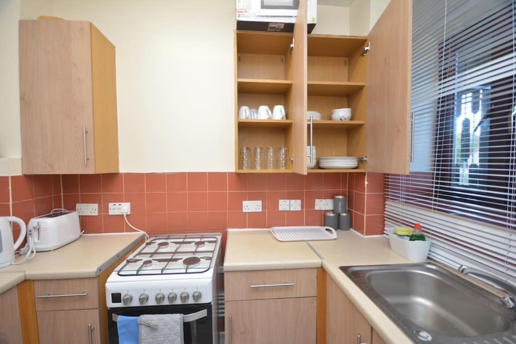 Lovely 4 Bedroom Close To The City Walking Distance From The Rivere View Apartment London