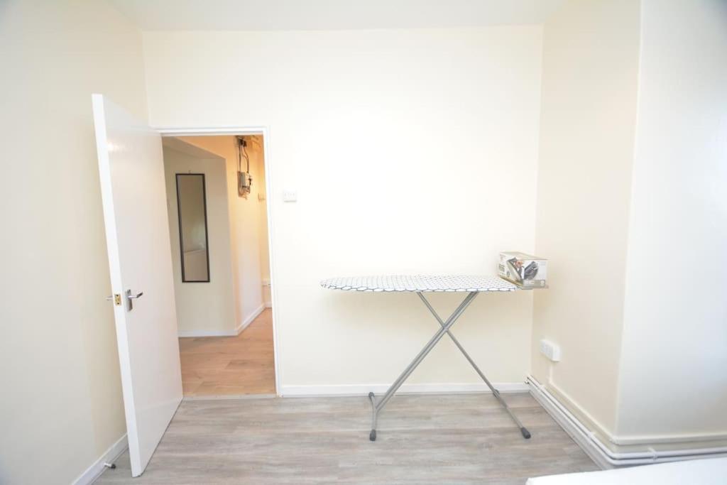 Apartment Lovely 4 Bedroom Close To The City Walking Distance From The Rivere View *