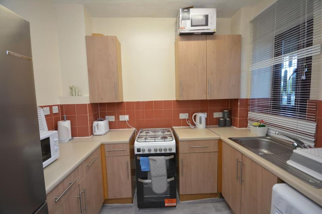 Lovely 4 Bedroom Close To The City Walking Distance From The Rivere View Apartment London