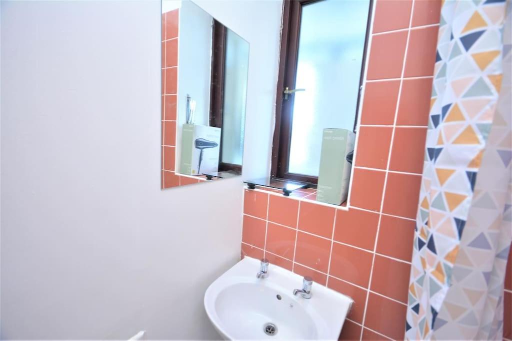 Lovely 4 Bedroom Close To The City Walking Distance From The Rivere View Apartment *
