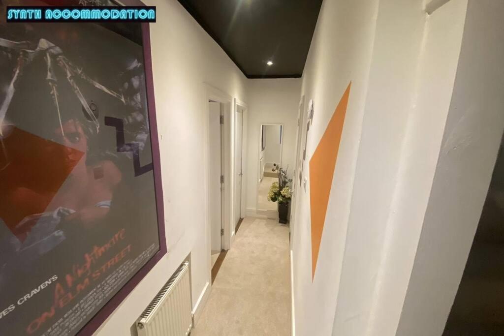 Appartement 80s Retro 3 Bedroom In Wimbledon Sleeps 6! Netflix Wifi And Arcade! Perfect For Families Business & Leisure Guests!