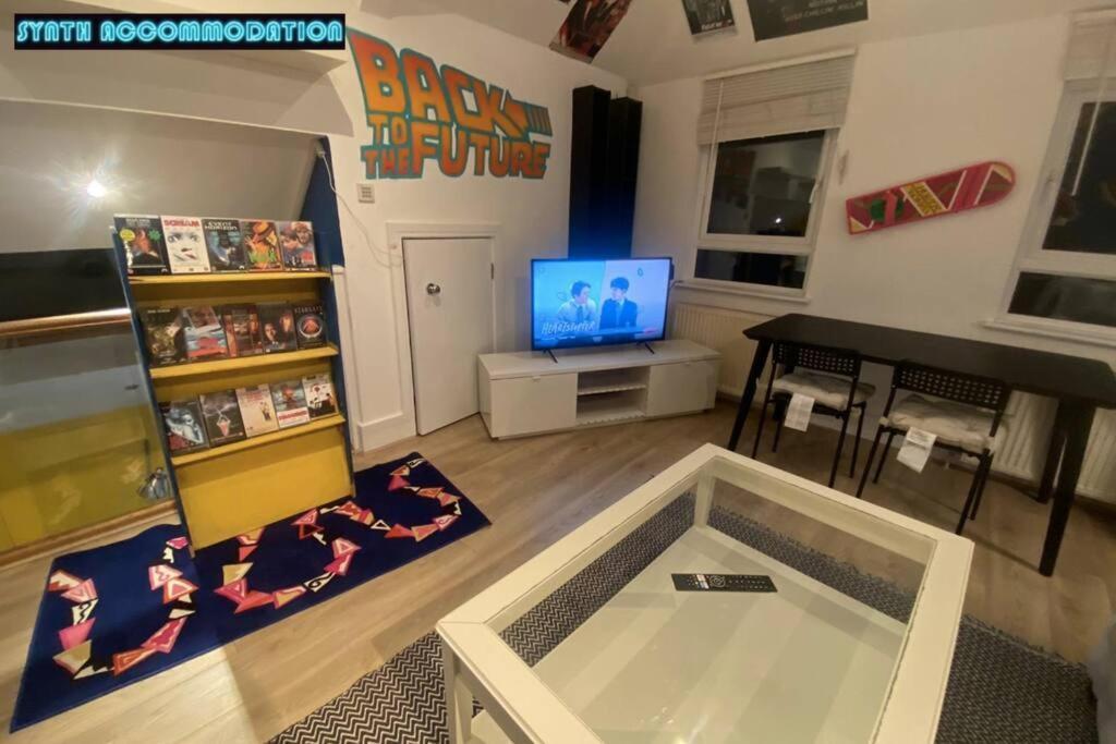 80s Retro 3 Bedroom In Wimbledon Sleeps 6! Netflix Wifi And Arcade! Perfect For Families Business & Leisure Guests! * Londres