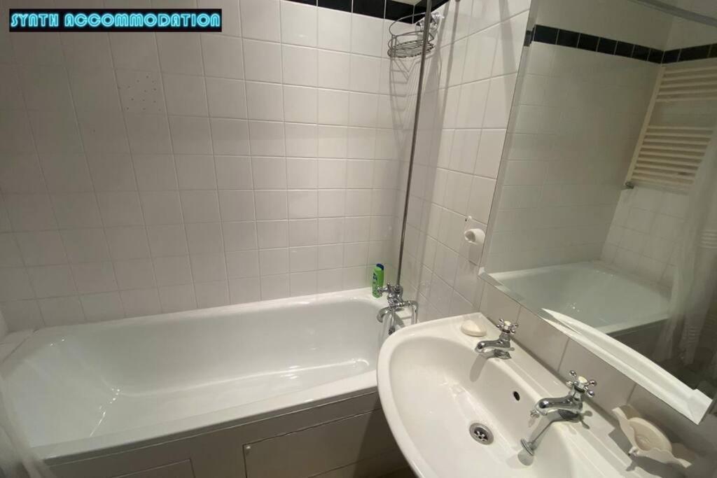 80s Retro 3 Bedroom In Wimbledon Sleeps 6! Netflix Wifi And Arcade! Perfect For Families Business & Leisure Guests! * Londres
