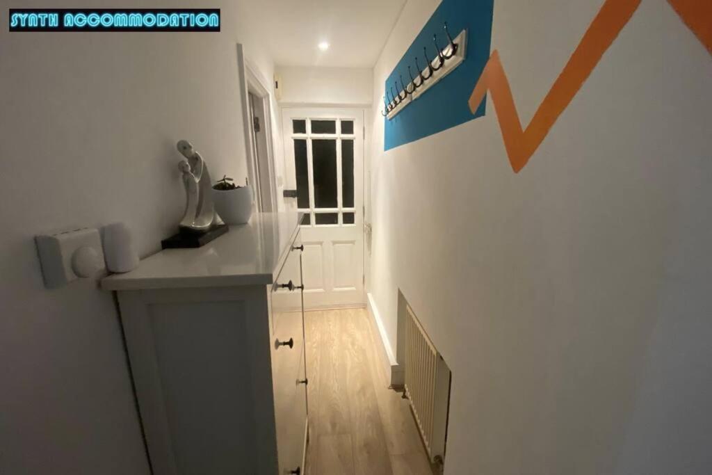 Appartement 80s Retro 3 Bedroom In Wimbledon Sleeps 6! Netflix Wifi And Arcade! Perfect For Families Business & Leisure Guests! *
