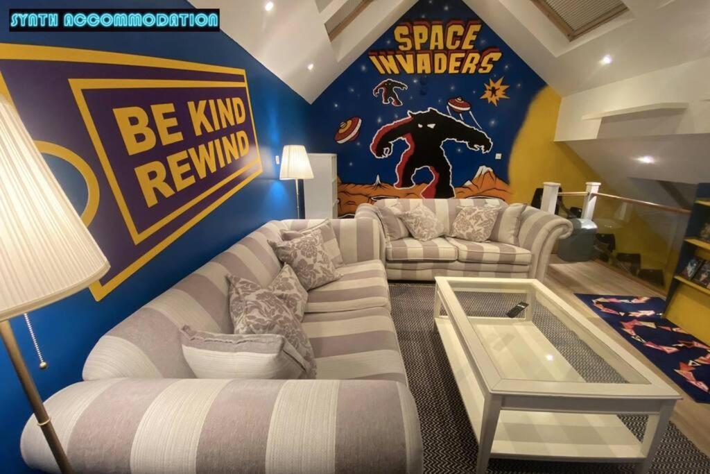 80s Retro 3 Bedroom In Wimbledon Sleeps 6! Netflix Wifi And Arcade! Perfect For Families Business & Leisure Guests! * Londres