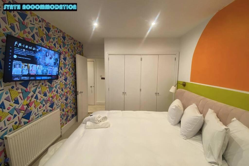 80s Retro 3 Bedroom In Wimbledon Sleeps 6! Netflix Wifi And Arcade! Perfect For Families Business & Leisure Guests! Londres