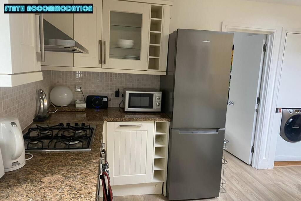 Apartamento 80s Retro 3 Bedroom In Wimbledon Sleeps 6! Netflix Wifi And Arcade! Perfect For Families Business & Leisure Guests! *
