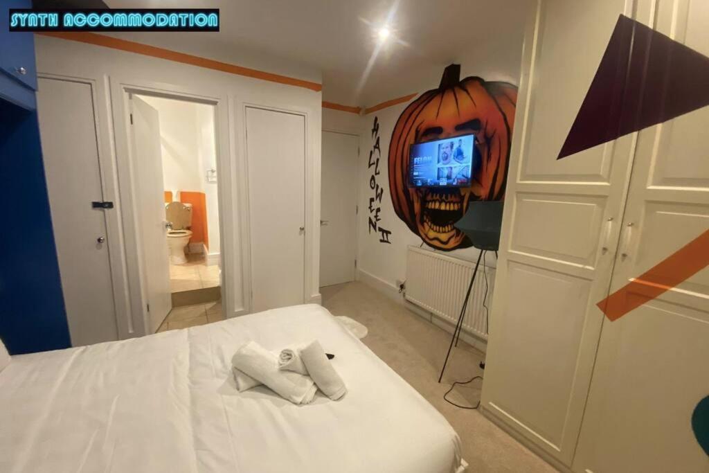 80s Retro 3 Bedroom In Wimbledon Sleeps 6! Netflix Wifi And Arcade! Perfect For Families Business & Leisure Guests! * Londres