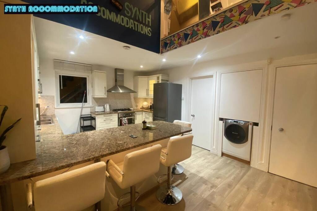 Appartement 80s Retro 3 Bedroom In Wimbledon Sleeps 6! Netflix Wifi And Arcade! Perfect For Families Business & Leisure Guests! *