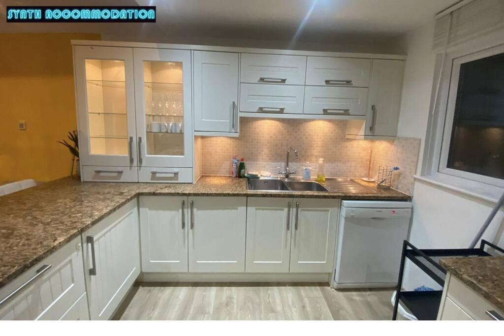 80s Retro 3 Bedroom In Wimbledon Sleeps 6! Netflix Wifi And Arcade! Perfect For Families Business & Leisure Guests! Londres