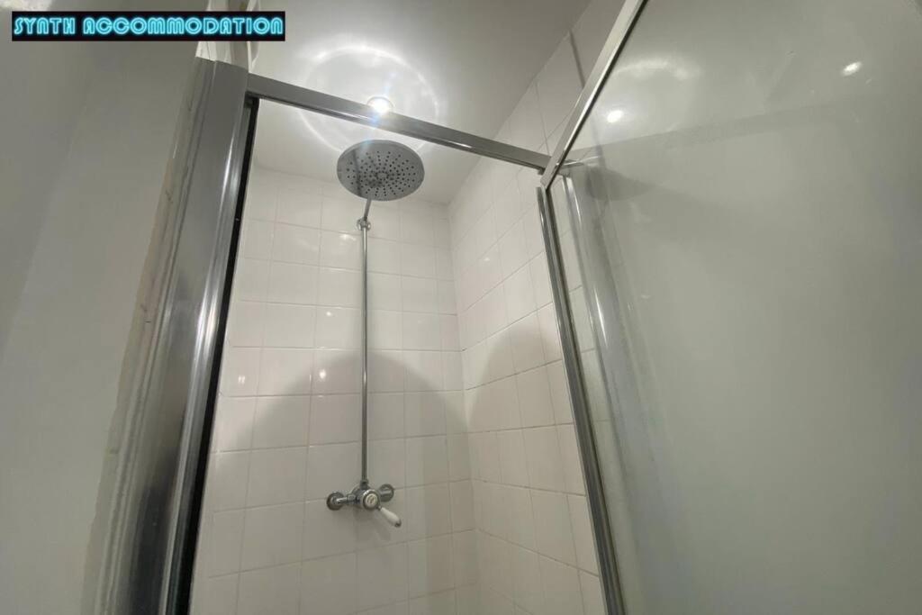 80s Retro 3 Bedroom In Wimbledon Sleeps 6! Netflix Wifi And Arcade! Perfect For Families Business & Leisure Guests! * Londres