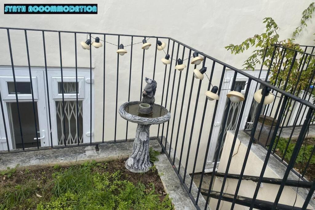 80s Retro 3 Bedroom In Wimbledon Sleeps 6! Netflix Wifi And Arcade! Perfect For Families Business & Leisure Guests! Appartement