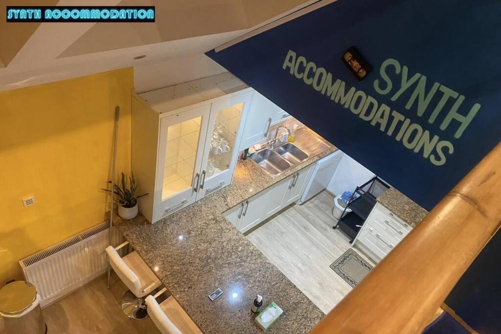 80s Retro 3 Bedroom In Wimbledon Sleeps 6! Netflix Wifi And Arcade! Perfect For Families Business & Leisure Guests! Appartement