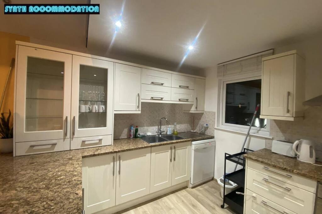 80s Retro 3 Bedroom In Wimbledon Sleeps 6! Netflix Wifi And Arcade! Perfect For Families Business & Leisure Guests! Appartement *