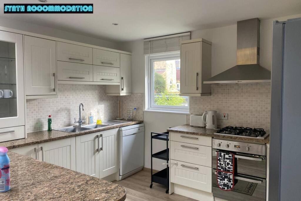 80s Retro 3 Bedroom In Wimbledon Sleeps 6! Netflix Wifi And Arcade! Perfect For Families Business & Leisure Guests! * Londres