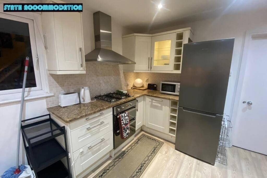 80s Retro 3 Bedroom In Wimbledon Sleeps 6! Netflix Wifi And Arcade! Perfect For Families Business & Leisure Guests! Londres