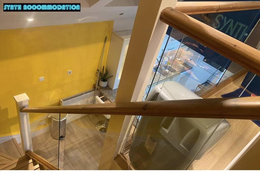 80s Retro 3 Bedroom In Wimbledon Sleeps 6! Netflix Wifi And Arcade! Perfect For Families Business & Leisure Guests! * Londres