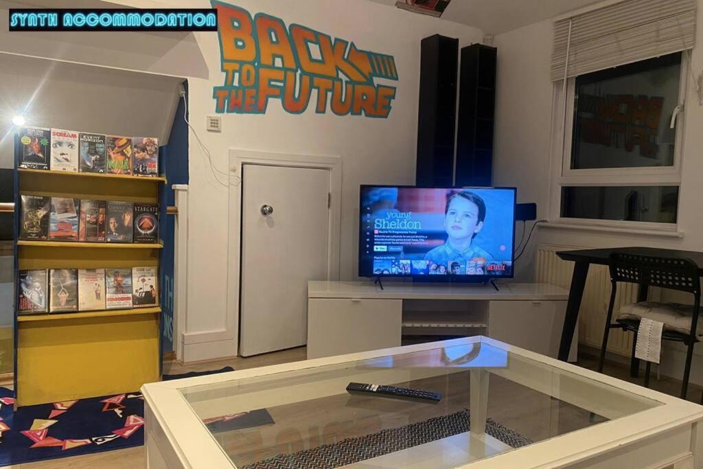 80s Retro 3 Bedroom In Wimbledon Sleeps 6! Netflix Wifi And Arcade! Perfect For Families Business & Leisure Guests! Londres