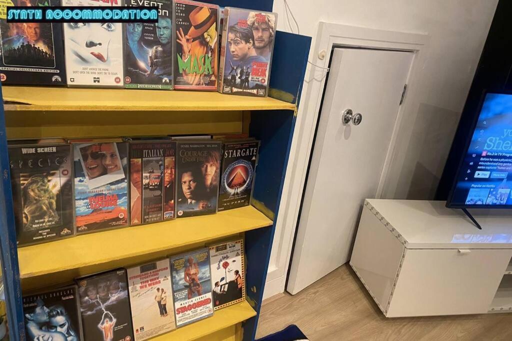 80s Retro 3 Bedroom In Wimbledon Sleeps 6! Netflix Wifi And Arcade! Perfect For Families Business & Leisure Guests! Londres