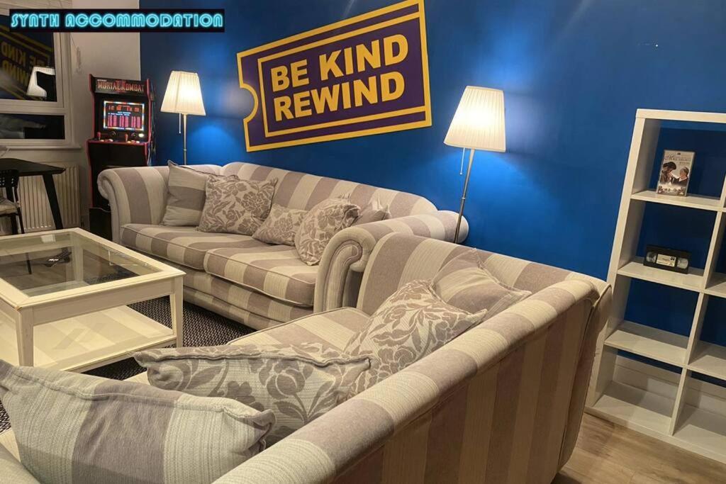 80s Retro 3 Bedroom In Wimbledon Sleeps 6! Netflix Wifi And Arcade! Perfect For Families Business & Leisure Guests! Appartement *