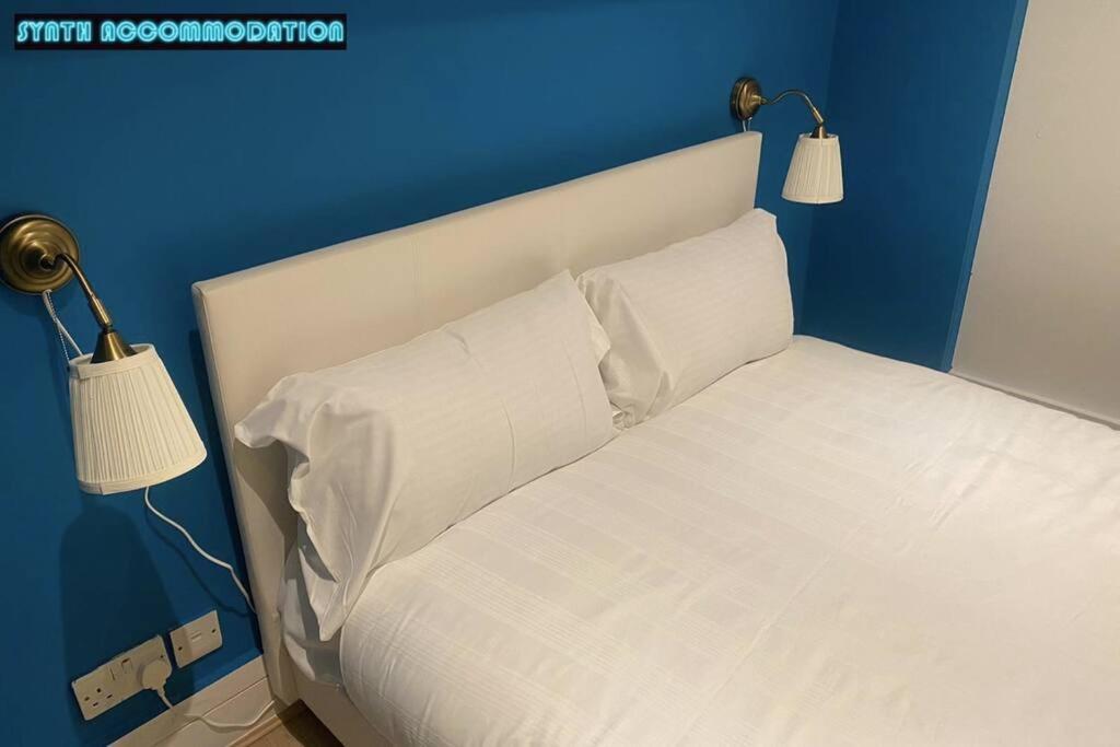 Appartement 80s Retro 3 Bedroom In Wimbledon Sleeps 6! Netflix Wifi And Arcade! Perfect For Families Business & Leisure Guests!