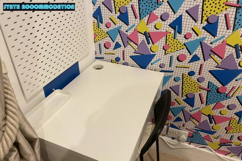 Appartement 80s Retro 3 Bedroom In Wimbledon Sleeps 6! Netflix Wifi And Arcade! Perfect For Families Business & Leisure Guests!
