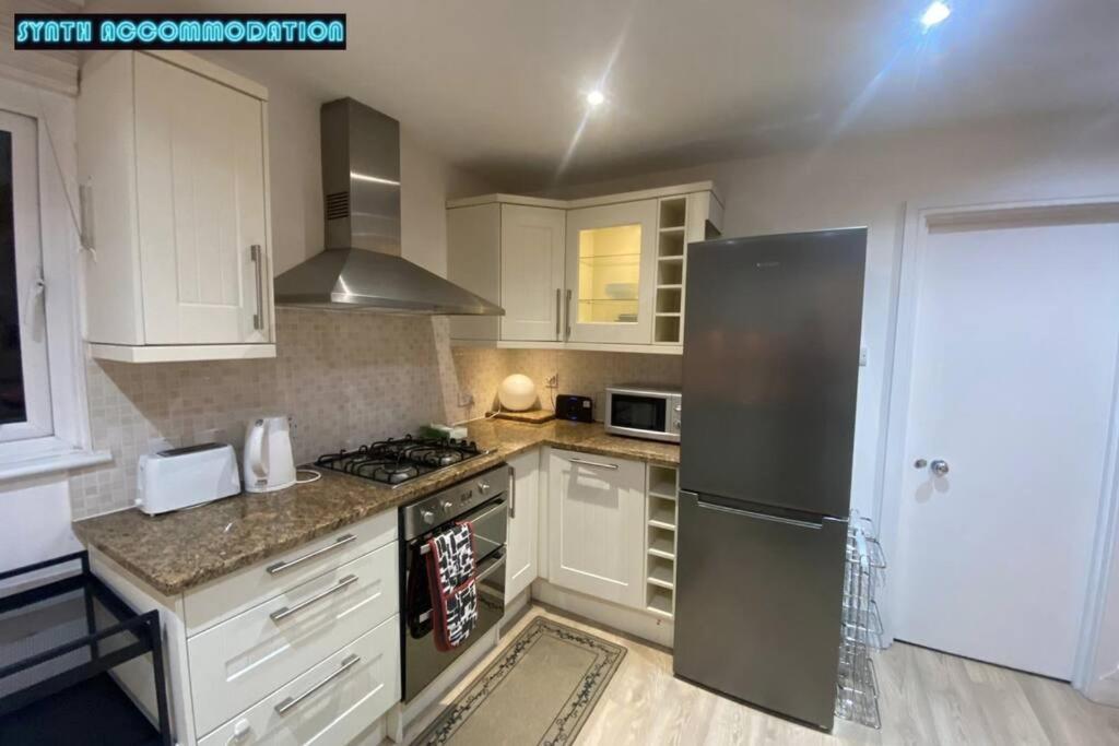80s Retro 3 Bedroom In Wimbledon Sleeps 6! Netflix Wifi And Arcade! Perfect For Families Business & Leisure Guests! Appartement *