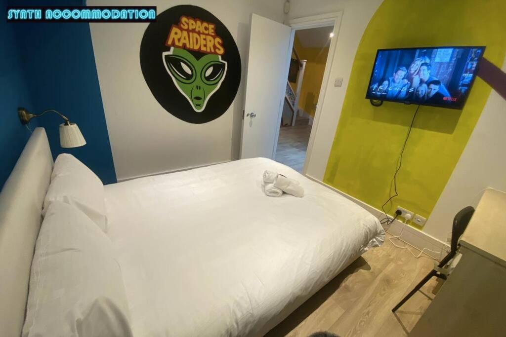 80s Retro 3 Bedroom In Wimbledon Sleeps 6! Netflix Wifi And Arcade! Perfect For Families Business & Leisure Guests! Apartamento