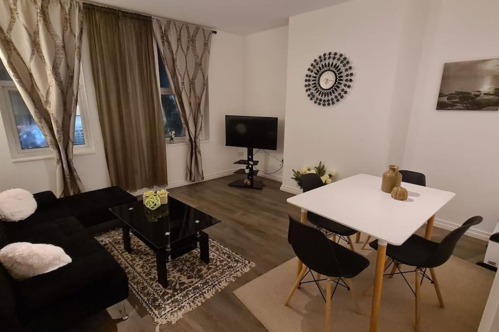 Luxury 1 Bedroom Flat In The Heart Of Wood Londres