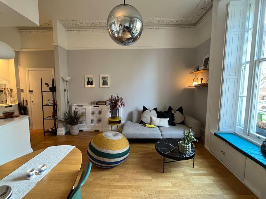 Apartamento Gorgeous 2 Bedroom Flat In Charming Swiss Londres