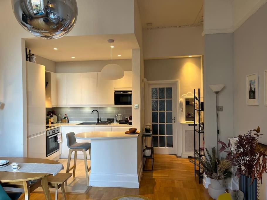 Gorgeous 2 Bedroom Flat In Charming Swiss * Londres